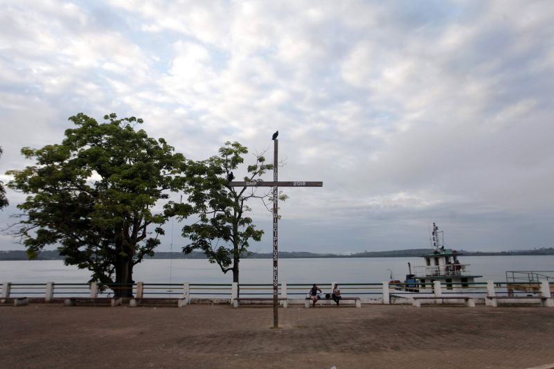 Itaituba, oeste do Pará, região do Tapajós, foi a primeira cidade a receber a "Caravana por todo o Pará". Na ocasião, o governador do Estado, Helder Barbalho, assinou a ordem de serviço para obras de terraplenagem, pavimentação asfáltica e drenagem pluvial da avenida Leopoldo Lobato, no bairro Jardim das Araras. <div class='credito_fotos'>Foto: Maycon Nunes / Ag. Pará   |   <a href='/midias/2019/originais/2874__mg_3725.jpg' download><i class='fa-solid fa-download'></i> Download</a></div>