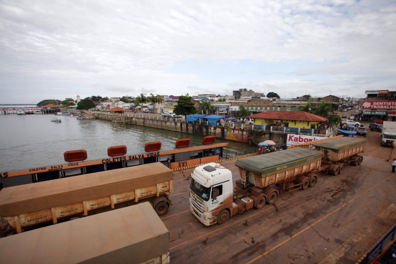 Itaituba, oeste do Pará, região do Tapajós, foi a primeira cidade a receber a "Caravana por todo o Pará". Na ocasião, o governador do Estado, Helder Barbalho, assinou a ordem de serviço para obras de terraplenagem, pavimentação asfáltica e drenagem pluvial da avenida Leopoldo Lobato, no bairro Jardim das Araras. <div class='credito_fotos'>Foto: Maycon Nunes / Ag. Pará   |   <a href='/midias/2019/originais/2874__mg_3922.jpg' download><i class='fa-solid fa-download'></i> Download</a></div>