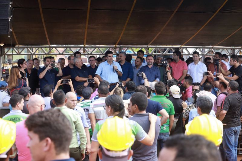 Itaituba, oeste do Pará, região do Tapajós, foi a primeira cidade a receber a "Caravana por todo o Pará". Na ocasião, o governador do Estado, Helder Barbalho, assinou a ordem de serviço para obras de terraplenagem, pavimentação asfáltica e drenagem pluvial da avenida Leopoldo Lobato, no bairro Jardim das Araras. <div class='credito_fotos'>Foto: Marco Santos / Ag. Pará   |   <a href='/midias/2019/originais/2874_img_5422.jpg' download><i class='fa-solid fa-download'></i> Download</a></div>