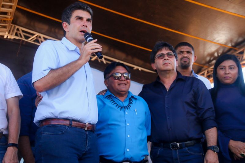 Governador assina ordem de serviço para pavimentação asfáltica em Jacareacanga.

FOTO: BRUNO CECIM / AGÊNCIA PARÁ
DATA: 09.07.2019
JACAREACANGA - PARÁ
 <div class='credito_fotos'>Foto: Bruno Cecim / Ag.Pará   |   <a href='/midias/2019/originais/2875_20190709161045_img_1147-1440x960.jpg' download><i class='fa-solid fa-download'></i> Download</a></div>