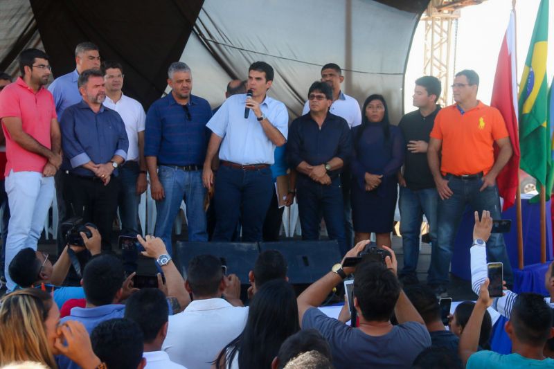 Governador assina ordem de serviço para pavimentação asfáltica em Jacareacanga.

FOTO: BRUNO CECIM / AGÊNCIA PARÁ
DATA: 09.07.2019
JACAREACANGA - PARÁ
 <div class='credito_fotos'>Foto: Bruno Cecim / Ag.Pará   |   <a href='/midias/2019/originais/2875_20190709161117_img_1164-1440x960.jpg' download><i class='fa-solid fa-download'></i> Download</a></div>