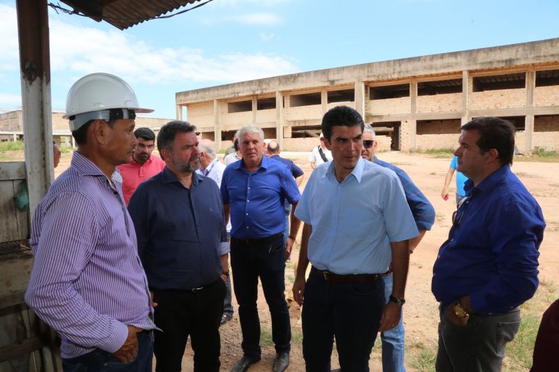 O município de Novo Progresso, no sudoeste paraense, distante 1.639 quilômetros de Belém, foi o segundo a receber a "Caravana Por Todo o Pará" na terça-feira (09). Recebido por centenas de moradores, o governador Helder Barbalho assinou a ordem de serviço para a pavimentação de 12,85 km da Avenida Brasil, uma das principais vias da sede municipal, e anunciou investimentos nas áreas de educação e saúde.

FOTO: ALEX RIBEIRO / AGÊNCIA PARÁ
DATA: 09.07.2019
NOVO PROGRESSO - PARÁ <div class='credito_fotos'>Foto: Alex Ribeiro / Ag. Pará   |   <a href='/midias/2019/originais/2879_20190709122145_img_1816.jpg' download><i class='fa-solid fa-download'></i> Download</a></div>