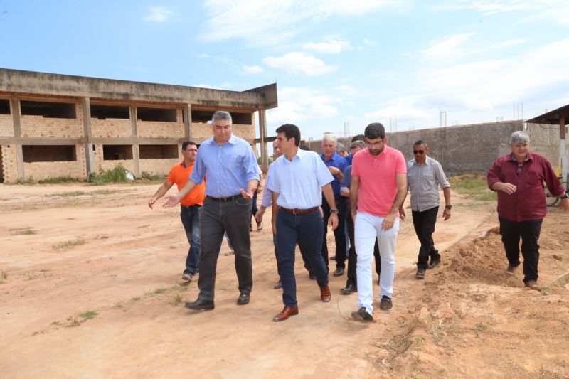 O município de Novo Progresso, no sudoeste paraense, distante 1.639 quilômetros de Belém, foi o segundo a receber a "Caravana Por Todo o Pará" na terça-feira (09). Recebido por centenas de moradores, o governador Helder Barbalho assinou a ordem de serviço para a pavimentação de 12,85 km da Avenida Brasil, uma das principais vias da sede municipal, e anunciou investimentos nas áreas de educação e saúde.

FOTO: ALEX RIBEIRO / AGÊNCIA PARÁ
DATA: 09.07.2019
NOVO PROGRESSO - PARÁ <div class='credito_fotos'>Foto: Alex Ribeiro / Ag. Pará   |   <a href='/midias/2019/originais/2879_20190709122202_img_1818.jpg' download><i class='fa-solid fa-download'></i> Download</a></div>