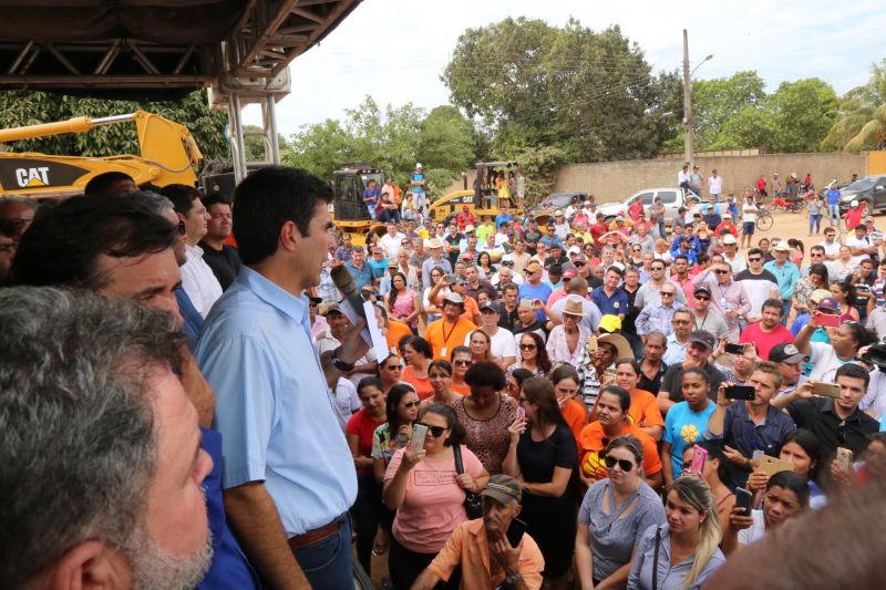 O município de Novo Progresso, no sudoeste paraense, distante 1.639 quilômetros de Belém, foi o segundo a receber a "Caravana Por Todo o Pará" na terça-feira (09). Recebido por centenas de moradores, o governador Helder Barbalho assinou a ordem de serviço para a pavimentação de 12,85 km da Avenida Brasil, uma das principais vias da sede municipal, e anunciou investimentos nas áreas de educação e saúde.

FOTO: ALEX RIBEIRO / AGÊNCIA PARÁ
DATA: 09.07.2019
NOVO PROGRESSO - PARÁ <div class='credito_fotos'>Foto: Alex Ribeiro / Ag. Pará   |   <a href='/midias/2019/originais/2879_20190709130157_img_2056.jpg' download><i class='fa-solid fa-download'></i> Download</a></div>