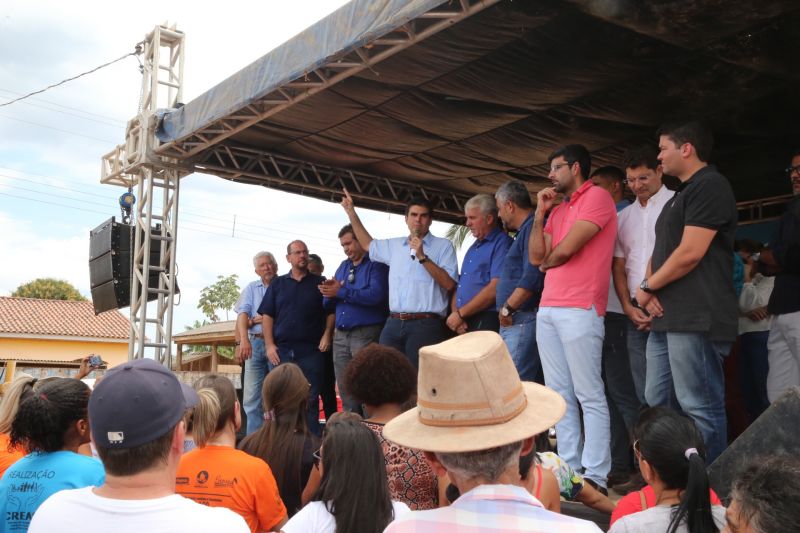 O município de Novo Progresso, no sudoeste paraense, distante 1.639 quilômetros de Belém, foi o segundo a receber a "Caravana Por Todo o Pará" na terça-feira (09). Recebido por centenas de moradores, o governador Helder Barbalho assinou a ordem de serviço para a pavimentação de 12,85 km da Avenida Brasil, uma das principais vias da sede municipal, e anunciou investimentos nas áreas de educação e saúde.

FOTO: ALEX RIBEIRO / AGÊNCIA PARÁ
DATA: 09.07.2019
NOVO PROGRESSO - PARÁ <div class='credito_fotos'>Foto: Alex Ribeiro / Ag. Pará   |   <a href='/midias/2019/originais/2879_20190709131513_img_2127.jpg' download><i class='fa-solid fa-download'></i> Download</a></div>