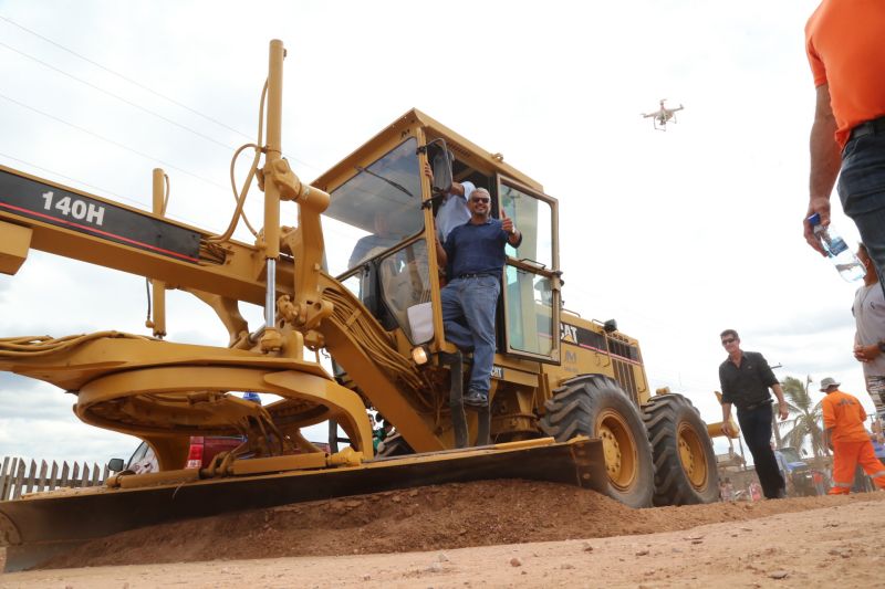 O município de Novo Progresso, no sudoeste paraense, distante 1.639 quilômetros de Belém, foi o segundo a receber a "Caravana Por Todo o Pará" na terça-feira (09). Recebido por centenas de moradores, o governador Helder Barbalho assinou a ordem de serviço para a pavimentação de 12,85 km da Avenida Brasil, uma das principais vias da sede municipal, e anunciou investimentos nas áreas de educação e saúde.

FOTO: ALEX RIBEIRO / AGÊNCIA PARÁ
DATA: 09.07.2019
NOVO PROGRESSO - PARÁ <div class='credito_fotos'>Foto: Alex Ribeiro / Ag. Pará   |   <a href='/midias/2019/originais/2879_20190709132950_img_22061.jpg' download><i class='fa-solid fa-download'></i> Download</a></div>