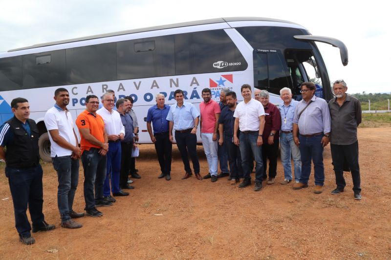 O município de Novo Progresso, no sudoeste paraense, distante 1.639 quilômetros de Belém, foi o segundo a receber a "Caravana Por Todo o Pará" na terça-feira (09). Recebido por centenas de moradores, o governador Helder Barbalho assinou a ordem de serviço para a pavimentação de 12,85 km da Avenida Brasil, uma das principais vias da sede municipal, e anunciou investimentos nas áreas de educação e saúde.

FOTO: ALEX RIBEIRO / AGÊNCIA PARÁ
DATA: 09.07.2019
NOVO PROGRESSO - PARÁ <div class='credito_fotos'>Foto: Alex Ribeiro / Ag. Pará   |   <a href='/midias/2019/originais/2879_20190709135220_img_2302.jpg' download><i class='fa-solid fa-download'></i> Download</a></div>