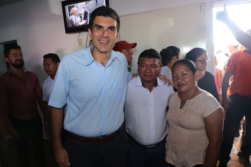 O município de Novo Progresso, no sudoeste paraense, distante 1.639 quilômetros de Belém, foi o segundo a receber a "Caravana Por Todo o Pará" na terça-feira (09). Recebido por centenas de moradores, o governador Helder Barbalho assinou a ordem de serviço para a pavimentação de 12,85 km da Avenida Brasil, uma das principais vias da sede municipal, e anunciou investimentos nas áreas de educação e saúde.

FOTO: ALEX RIBEIRO / AGÊNCIA PARÁ
DATA: 09.07.2019
NOVO PROGRESSO - PARÁ <div class='credito_fotos'>Foto: Alex Ribeiro / Ag. Pará   |   <a href='/midias/2019/originais/2879_20190709150741_img_2358.jpg' download><i class='fa-solid fa-download'></i> Download</a></div>