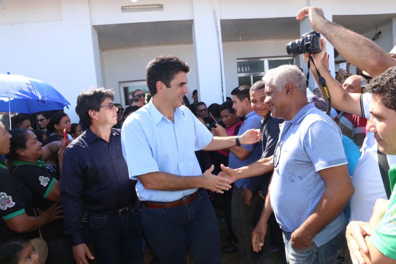 O município de Novo Progresso, no sudoeste paraense, distante 1.639 quilômetros de Belém, foi o segundo a receber a "Caravana Por Todo o Pará" na terça-feira (09). Recebido por centenas de moradores, o governador Helder Barbalho assinou a ordem de serviço para a pavimentação de 12,85 km da Avenida Brasil, uma das principais vias da sede municipal, e anunciou investimentos nas áreas de educação e saúde.

FOTO: ALEX RIBEIRO / AGÊNCIA PARÁ
DATA: 09.07.2019
NOVO PROGRESSO - PARÁ <div class='credito_fotos'>Foto: Alex Ribeiro / Ag. Pará   |   <a href='/midias/2019/originais/2879_20190709150831_img_2402.jpg' download><i class='fa-solid fa-download'></i> Download</a></div>