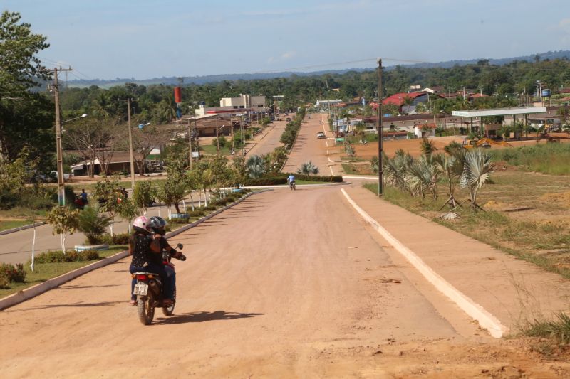 O município de Novo Progresso, no sudoeste paraense, distante 1.639 quilômetros de Belém, foi o segundo a receber a "Caravana Por Todo o Pará" na terça-feira (09). Recebido por centenas de moradores, o governador Helder Barbalho assinou a ordem de serviço para a pavimentação de 12,85 km da Avenida Brasil, uma das principais vias da sede municipal, e anunciou investimentos nas áreas de educação e saúde.

FOTO: ALEX RIBEIRO / AGÊNCIA PARÁ
DATA: 09.07.2019
NOVO PROGRESSO - PARÁ <div class='credito_fotos'>Foto: Alex Ribeiro / Ag. Pará   |   <a href='/midias/2019/originais/2879_20190709151651_img_2451.jpg' download><i class='fa-solid fa-download'></i> Download</a></div>