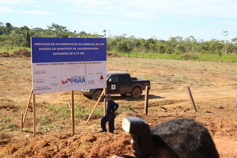 O município de Novo Progresso, no sudoeste paraense, distante 1.639 quilômetros de Belém, foi o segundo a receber a "Caravana Por Todo o Pará" na terça-feira (09). Recebido por centenas de moradores, o governador Helder Barbalho assinou a ordem de serviço para a pavimentação de 12,85 km da Avenida Brasil, uma das principais vias da sede municipal, e anunciou investimentos nas áreas de educação e saúde.

FOTO: ALEX RIBEIRO / AGÊNCIA PARÁ
DATA: 09.07.2019
NOVO PROGRESSO - PARÁ <div class='credito_fotos'>Foto: Alex Ribeiro / Ag. Pará   |   <a href='/midias/2019/originais/2879_20190709152115_img_2475.jpg' download><i class='fa-solid fa-download'></i> Download</a></div>