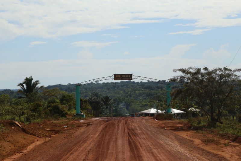 O município de Novo Progresso, no sudoeste paraense, distante 1.639 quilômetros de Belém, foi o segundo a receber a "Caravana Por Todo o Pará" na terça-feira (09). Recebido por centenas de moradores, o governador Helder Barbalho assinou a ordem de serviço para a pavimentação de 12,85 km da Avenida Brasil, uma das principais vias da sede municipal, e anunciou investimentos nas áreas de educação e saúde.

FOTO: ALEX RIBEIRO / AGÊNCIA PARÁ
DATA: 09.07.2019
NOVO PROGRESSO - PARÁ <div class='credito_fotos'>Foto: Alex Ribeiro / Ag. Pará   |   <a href='/midias/2019/originais/2879_20190709153040_img_2494.jpg' download><i class='fa-solid fa-download'></i> Download</a></div>