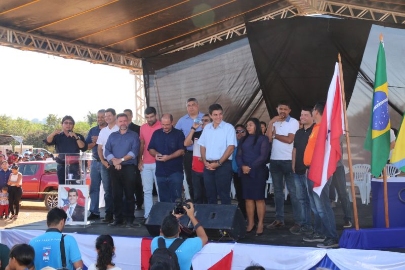 O município de Novo Progresso, no sudoeste paraense, distante 1.639 quilômetros de Belém, foi o segundo a receber a "Caravana Por Todo o Pará" na terça-feira (09). Recebido por centenas de moradores, o governador Helder Barbalho assinou a ordem de serviço para a pavimentação de 12,85 km da Avenida Brasil, uma das principais vias da sede municipal, e anunciou investimentos nas áreas de educação e saúde.

FOTO: ALEX RIBEIRO / AGÊNCIA PARÁ
DATA: 09.07.2019
NOVO PROGRESSO - PARÁ <div class='credito_fotos'>Foto: Alex Ribeiro / Ag. Pará   |   <a href='/midias/2019/originais/2879_20190709155336_img_2749.jpg' download><i class='fa-solid fa-download'></i> Download</a></div>