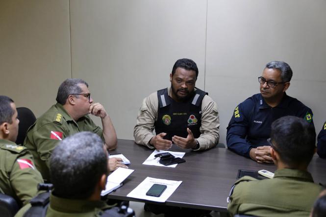 Representantes do Departamento de Trânsito do Estado (Detran/PA), Polícia Rodoviária Federal (PRF), Departamento Geral de Operações da Polícia Militar (PM) e Batalhão de Políciamento Rodoviário (BPR) se reuniram na sede do Comando Geral da PM, nesta terça-feira (29), para traçar estratégias de fiscalização e policiamento no trecho entre os quilômetros 0 e 18 da BR-316.

FOTO: ASCOM DETRAN
DATA: 29.01.2019
BELÉM - PARÁ <div class='credito_fotos'>Foto: ASCOM DETRAN   |   <a href='/midias/2019/originais/2936785c-d336-44e5-b6dc-260ba0e91c3b.jpg' download><i class='fa-solid fa-download'></i> Download</a></div>