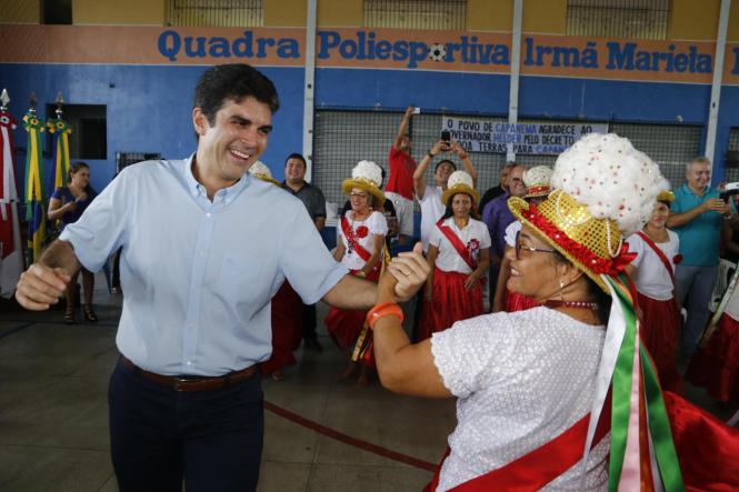 O município de Capanema, no nordeste paraense, deu um importante passo neste sábado (09) rumo à concretização da regularização fundiária urbana. O governador Helder Barbalho esteve na sede municipal para assinar o Decreto 2.056/18, que oficializa a entrega do título da área patrimonial do município à Prefeitura. Com isso, o Executivo municipal pode começar o processo de cadastramento dos imóveis, para posterior entrega dos títulos de posse aos proprietários. A expectativa da Prefeitura de Capanema é que o decreto permita a regularização de mais de 23 mil imóveis da área urbana e dos distritos de Tauari e Mirasselvas, o que representa uma abrangência de 80% da área do município.


FOTO: MARCELO SEABRA / AGÊNCIA PARÁ
DATA: 09.03.2019
CAPANEMA - PARÁ

 <div class='credito_fotos'>Foto: Marcelo Seabra / Ag. Pará   |   <a href='/midias/2019/originais/299448e7-1cf1-41c6-b459-cfca2a0a1dee.jpg' download><i class='fa-solid fa-download'></i> Download</a></div>