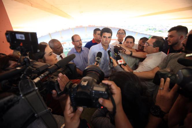 O governador do Pará, Helder Barbalho, informou que ficará pronto em 10 dias, o laudo sobre o desabamento de parte da cobertura do Estádio Olímpico do Pará, o Mangueirão. A informação foi passada em coletiva com a imprensa na tarde desta quarta-feira (9), após visita ao local. “Faremos de tudo para que, o mais rápido possível, o Mangueirão esteja plenamente em condições de funcionamento”, garantiu. 

FOTO: THIAGO GOMES/AG. PARÁ
DATA: 09.01.2019
BELÉM - PARÁ
 <div class='credito_fotos'>Foto: Thiago Gomes /Ag. Pará   |   <a href='/midias/2019/originais/2c4ef6d9-5d8f-4d86-9780-a33e5241f3d5.jpg' download><i class='fa-solid fa-download'></i> Download</a></div>