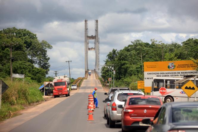 A Secretaria de Estado de Transportes (Setran) iniciou, nesta quarta-feira (6), a manutenção preventiva da ponte Rio Guamá, situada na Alça Viária (PA-483). A estrutura é a última do complexo de quatro de pontes no sentido Moju-Belém, capital do estado do Pará.

FOTO: MAYCON NUNES / AG. PARÁ
DATA: 06.02.2019
MOJU - PARÁ <div class='credito_fotos'>Foto: Maycon Nunes / Ag. Pará   |   <a href='/midias/2019/originais/2d03417b-1fbe-4059-a005-5a332a9ad611.jpg' download><i class='fa-solid fa-download'></i> Download</a></div>