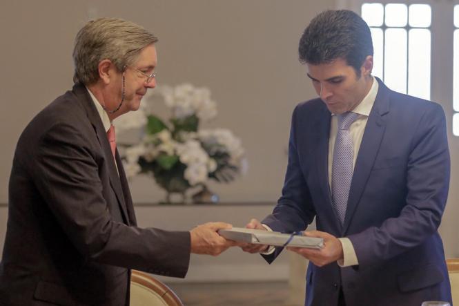 O governador Helder Barbalho recebeu, no Palácio do Governo, no início da tarde desta terça-feira (5), o embaixador do Chile no Brasil, Fernando Schmidt. O representante chileno está no Pará há alguns dias e tem se reunido com líderes empresariais e do setor público para afinar relações e estabelecer parcerias em diversos segmentos.

FOTO: MARCO SANTOS / AG. PARÁ
DATA: 05.02.2019
BELÉM - PARÁ <div class='credito_fotos'>Foto: Marco Santos / Ag. Pará   |   <a href='/midias/2019/originais/2e231120-419c-43d0-890a-a9ac7f9cabdf.jpg' download><i class='fa-solid fa-download'></i> Download</a></div>