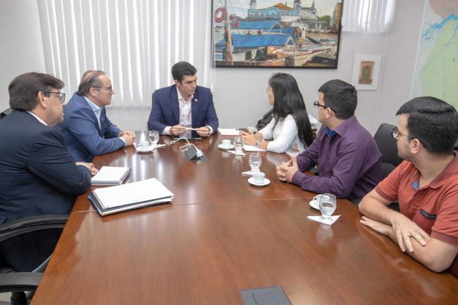 Prefeitos e lideranças do PSD do Pará solicitaram o apoio do governo do Estado para investimentos nas áreas da educação, infraestrutura, saúde e segurança. As demandas foram apresentadas ao governador Helder Barbalho nesta quinta-feira (25), durante várias audiências, no Palácio do Governo, em Belém, com a presença do presidente do Partido Social Democrático (PSD) no Pará, Helenilson Pontes.

FOTO: MARCO SANTOS / AGÊNCIA PARÁ
DATA: 25.04.2019
BELÉM - PARÁ <div class='credito_fotos'>Foto: Marco Santos / Ag. Pará   |   <a href='/midias/2019/originais/2f6c8547-5d0d-4481-a95b-9e75f63dd1b9.jpg' download><i class='fa-solid fa-download'></i> Download</a></div>