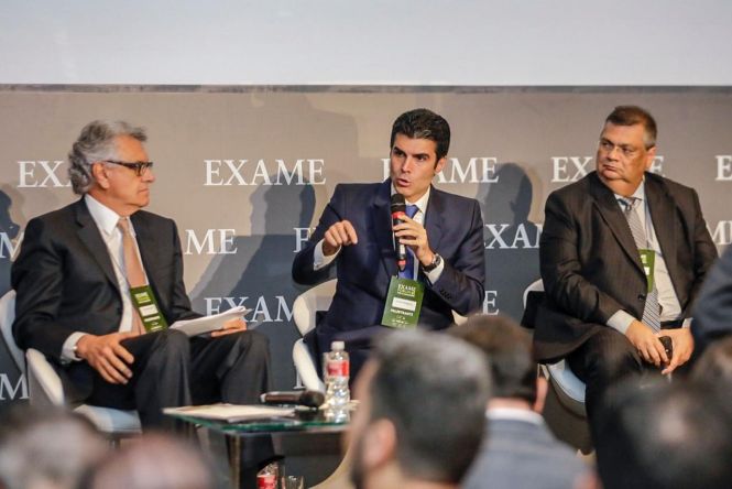 Governadores de 13 estados, entre eles o do Pará, Helder Barbalho; especialistas, empresários e autoridades participam durante esta terça-feira (28), em São Paulo, da terceira edição do Exame Fórum PPPs e Concessões. O evento é promovido pela Revista Exame em parceria com a Hiria, empresa especializada no desenvolvimento de educação corporativa.

FOTO: MARCO SANTOS / AGÊNCIA PARÁ
DATA: 28.05.2019
SÃO PAULO- SP <div class='credito_fotos'>Foto: Marco Santos / Ag. Pará   |   <a href='/midias/2019/originais/2f9a9bc7-e5a4-49b9-8641-0ea9ff8cda1c.jpg' download><i class='fa-solid fa-download'></i> Download</a></div>