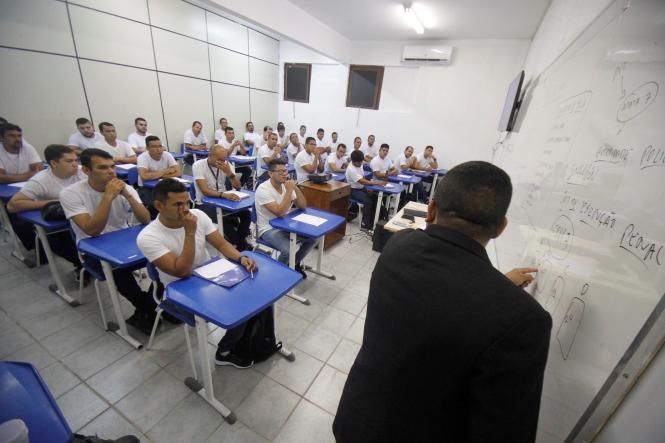 Cerca de 500 candidatos começaram as aulas na manhã desta segunda-feira, (11), para o curso de formação profissional de agente prisional, do concurso C-199 da Superintendência do Sistema Penitenciário do Estado (Susipe). O curso acontece no Instituto de Ensino de Segurança do Pará (IESP), em Marituba. No total, 498 candidatos classificados estão divididos em 14 turmas. 

FOTO: ASCOM / SUSIPE
DATA: 11.03.2019
BELÉM - PA <div class='credito_fotos'>Foto: ASCOM / SUSIPE   |   <a href='/midias/2019/originais/318603e5-115b-49f4-b698-d0446771327e.jpg' download><i class='fa-solid fa-download'></i> Download</a></div>