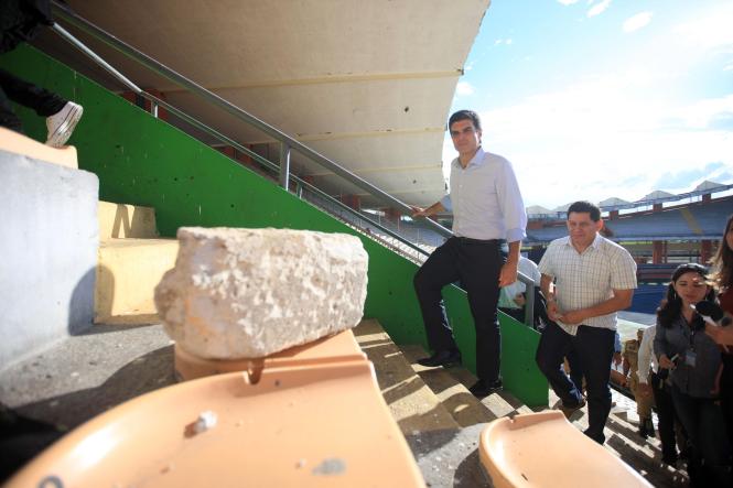 O governador do Pará, Helder Barbalho, informou que ficará pronto em 10 dias, o laudo sobre o desabamento de parte da cobertura do Estádio Olímpico do Pará, o Mangueirão. A informação foi passada em coletiva com a imprensa na tarde desta quarta-feira (9), após visita ao local. “Faremos de tudo para que, o mais rápido possível, o Mangueirão esteja plenamente em condições de funcionamento”, garantiu. 

FOTO: THIAGO GOMES/AG. PARÁ
DATA: 09.01.2019
BELÉM - PARÁ
 <div class='credito_fotos'>Foto: Thiago Gomes /Ag. Pará   |   <a href='/midias/2019/originais/31d5479c-5bb3-4703-99d1-e1f026a2e194.jpg' download><i class='fa-solid fa-download'></i> Download</a></div>