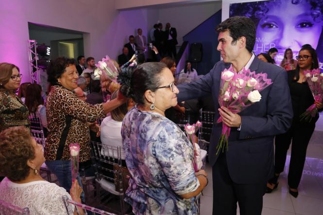 As mulheres paraenses contarão, durante todo o mês de março, com uma vasta programação promovida pelo Governo do Estado, voltada especificamente para elas. O programa “Mulher Paraense”, que reúne 85 iniciativas de órgãos estaduais em todas as regiões do Pará, pretende oferecer mais de sete mil atendimentos nas diferentes áreas de interesse do público feminino, como saúde, educação, oferta de crédito, empreendedorismo e garantia de direitos. O conjunto de ações integradas foi apresentado pelo governador do Estado, Helder Barbalho, no Palácio do Governo, na noite de sexta-feira (8), quando se comemorou o Dia Internacional da Mulher.

FOTO: MARCELO SEABRA / AGÊNCIA PARÁ
DATA: 09.03.2019
BELÉM - PARÁ <div class='credito_fotos'>Foto: Marcelo Seabra / Ag. Pará   |   <a href='/midias/2019/originais/33002ed5-7ae0-4a7c-8bbd-bdf62c0ff7eb.jpg' download><i class='fa-solid fa-download'></i> Download</a></div>