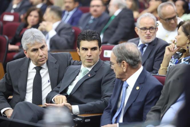 O novo presidente do Tribunal Regional Eleitoral do Pará (TRE-PA), desembargador Roberto Gonçalves de Moura, e a Vice-Presidente, corregedora e desembargadora Luzia Nadja Guimarães Nascimento, foram empossados nesta sexta-feira (25). A posse foi concedida pela desembargadora Célia Regina de Lima Pinheiro em Sessão Plenária Extraordinária, realizada às 19h na sede do órgão. O governador Helder Barbalho e o vice-governador do Estado, Lúcio Vale, participaram da cerimônia.

FOTO: MARCO SANTOS / AGÊNCIA PARÁ
BELÉM - PARÁ
DATA: 25.01.2019 <div class='credito_fotos'>Foto: Marco Santos / Ag. Pará   |   <a href='/midias/2019/originais/33956b89-b924-4814-9a7d-a56609f73f4e.jpg' download><i class='fa-solid fa-download'></i> Download</a></div>