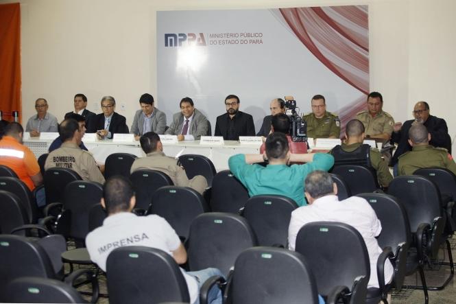 COLETIVA SOBRE MANGUEIRÃO

FOTO: FERNANDO ARAÚJO / AGÊNCIA PARÁ
15.02.2019
BELÉM - PA <div class='credito_fotos'>Foto: Fernando Araújo / agência Pará   |   <a href='/midias/2019/originais/33d7b5e3-844f-4295-8ab8-0b6cdd8c2511.jpg' download><i class='fa-solid fa-download'></i> Download</a></div>