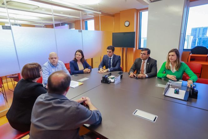 O governador do Pará, Helder Barbalho, assinou, na tarde desta segunda-feira (27), em São Paulo, um acordo de cooperação técnica com o Instituto Lemann, para formar lideranças escolares da rede estadual de ensino. O acordo não prevê ônus para o Estado do Pará e tem como foco o desenvolvimento do programa “Gestão Pública”. 

FOTO: MARCO SANTOS / AGÊNCIA PARÁ
DATA: 27.05.2019
SÃO PAULO - SP <div class='credito_fotos'>Foto: Marco Santos / Ag. Pará   |   <a href='/midias/2019/originais/353f0fe6-7290-401b-ad94-fb4cbc37d136.jpg' download><i class='fa-solid fa-download'></i> Download</a></div>