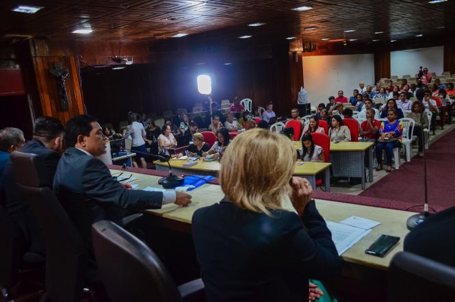 As questões que envolvem a segurança pública do projeto Territórios pela Paz foram apresentadas durante uma sessão especial realizada nesta segunda-feira (13), na Assembleia Legislativa do Pará (Alepa). O projeto, que é coordenado pela Secretaria de Estado de Articulação da Cidadania (Seac) e é integrado por diversões outros órgãos, entre eles, a Secretaria de Estado de Segurança Pública e Defesa Social (Segup), será lançado em breve pelo Governo do Pará.

FOTO: ELIELSON MODESTO / ASCOM SEGUP
DATA: 13.05.2019
BELÉM - PARÁ <div class='credito_fotos'>Foto: Elielson Modesto / Ascom Segup   |   <a href='/midias/2019/originais/35402c4b-05f4-4f04-8dbe-d96964af6af7.jpg' download><i class='fa-solid fa-download'></i> Download</a></div>