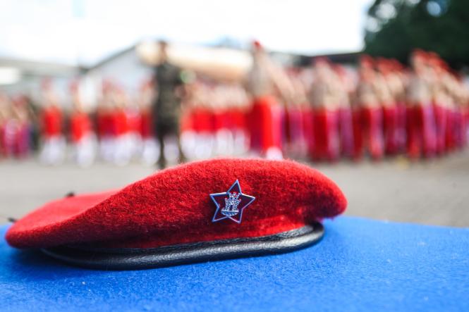 O Governo do Pará vai apoiar ações voltadas à expansão do Colégio Militar de Belém (CMBel), garantiu o governador Helder Barbalho na manhã deste sábado (09), durante a cerimônia de entrega da boina garança, símbolo que confirma a integração do estudante ao sistema militar de ensino. A maior parte dos alunos, 87 de um total de 126, ingressa no 6º ano do ensino fundamental.

FOTO: MAYCON NUNES / AGÊNCIA PARÁ
DATA: 09.03.2019
BELÉM - PARÁ <div class='credito_fotos'>Foto: Maycon Nunes / Ag. Pará   |   <a href='/midias/2019/originais/37b77f05-ec8b-45f2-922a-5b5c50580a8a.jpg' download><i class='fa-solid fa-download'></i> Download</a></div>