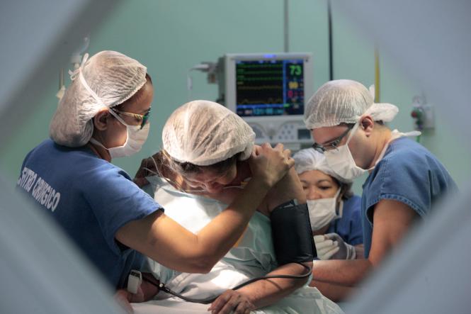 Desde 2014 a aposentada Irene Mariano Melo, de 71 anos, tentava conseguir fazer, na Santa Casa de Misericórdia, a cirurgia para se livrar de uma incontinência urinária que há tempos atrapalhava sua rotina. No início do ano passado, chegou a ficar internada no hospital por cinco dias para fazer o procedimento, que acabou sendo cancelado. Hoje a espera acabou. A paciente foi uma das atendidas pelo mutirão de cirurgias ginecológicas que, só neste sábado, 2, conseguiu atender outras nove mulheres em situação semelhante a de Irene.

FOTO: RICARDO AMANAJÁS/AG. PARÁ
DATA: 31.01.2019
BELÉM - PARÁ <div class='credito_fotos'>Foto: Ricardo Amanajás / Ag. Pará   |   <a href='/midias/2019/originais/3916cb89-b6b9-4638-ac96-8d460afa228b.jpg' download><i class='fa-solid fa-download'></i> Download</a></div>