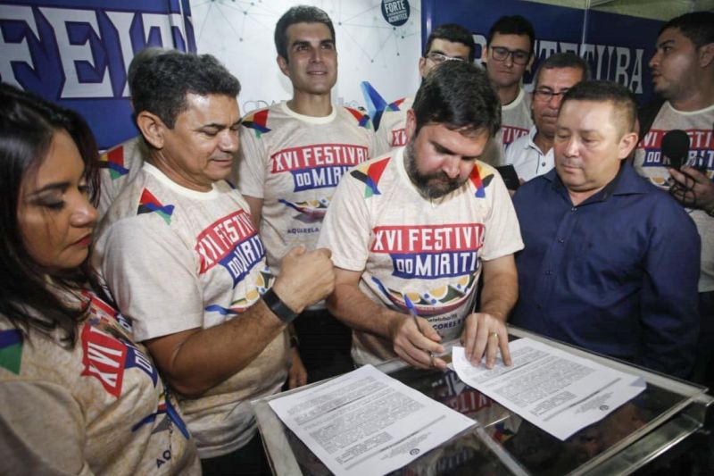 A população de Abaetetuba, na região do Baixo Tocantins, ganhou neste final de semana um reforço nas ações integradas para fomentar a geração de emprego, renda e desenvolvimento para a região.

FOTO: MAYCON NUNES / AG. PARÁ
DATA: 02.06.2019
ABAETETUBA - PARÁ <div class='credito_fotos'>Foto: Maycon Nunes / Ag. Pará   |   <a href='/midias/2019/originais/393cca10-bf35-450d-a3b4-ece02b5a2da5.jpg' download><i class='fa-solid fa-download'></i> Download</a></div>