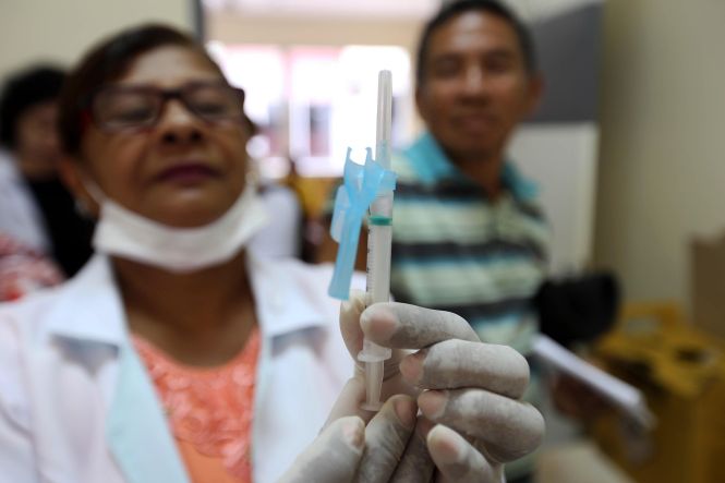 Quinze dias após o início da 19ª Campanha de Vacinação contra a Influenza no Pará, apenas 76.500 pessoas foram imunizadas. Esse número representa cerca de 5% do total do público a ser alcançado dentro da meta estipulada pelo Ministério da Saúde, até o fim do prazo da campanha, que vai até o dia 23 de maio. Das 1.863.160 doses da vacina enviadas ao estado pelo Programa Nacional de Imunização (PNI), o objetivo é alcançar 1.676.844 pessoas, o que equivale a 90% do público alvo. As doses foram distribuídas pela Sespa aos 13 Centros Regionais de Saúde, os quais repassaram as vacinas aos municípios - que são, na prática, executores da ação.

FOTO: ARQUIVO / AG. PARÁ
DATA: 01.05.2019
BELÉM - PARÁ <div class='credito_fotos'>Foto: ARQUIVO / AG. PARÁ   |   <a href='/midias/2019/originais/3abe2e11-6826-458d-9e07-5b11839dd933.jpg' download><i class='fa-solid fa-download'></i> Download</a></div>
