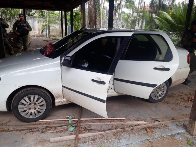 A Polícia Civil prendeu e autuou em flagrante, neste domingo (27), por crime de latrocínio (roubo seguido de morte), Daniel Bruce Conceição, um dos envolvidos na morte do taxista Hugo Montano, 66 anos. Ele foi localizado por equipes das Polícias Civil e Militar, em Igarapé-Miri, nordeste do Estado, durante a tarde. Daniel Bruce estava escondido em uma região conhecida como Matinha, nesse município. Após ser encontrado, ele conduzido para a sede da Superintendência Regional da Polícia Civil em Abaetetuba, para ser autuado em flagrante continuado.

FOTO: Divulgação/ Polícia civil - PA
BELÉM - PA
Na foto:  DANIEL BRUCE
DATA: 27.01.2019 <div class='credito_fotos'>Foto: Divulgação / Policia Civil - Pará   |   <a href='/midias/2019/originais/3b1f5dca-8a0c-407c-ae3e-52b6173a8742.jpg' download><i class='fa-solid fa-download'></i> Download</a></div>