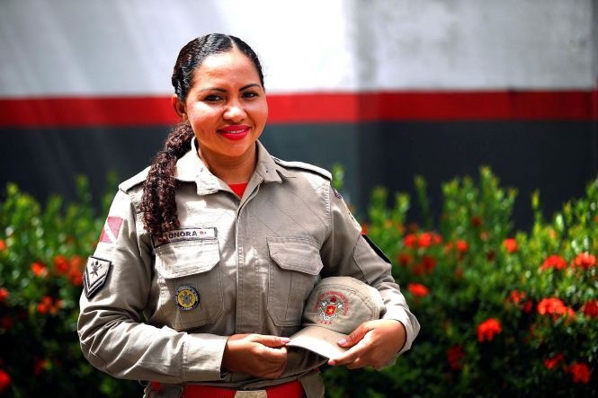 Neste domingo (12), é comemorado mais um dia das mães, uma celebração daquilo que representa o máximo do amor. Mas apesar de gratificante, a maternidade está longe de ser uma tarefa fácil, os deveres e preocupações são constantes quando uma extensão da própria vida é colocada no mundo. Imagina dividir esse zelo e dedicação do trabalho materno com o serviço de proteção de toda uma população. Essa é a realidade de muitas mães que atuam na segurança pública de todo Brasil, em um tempo que cada vez mais a mulher vem ganhando seu espaço e tendo um papel fundamental no mercado de trabalho. CAbo Leonora Bahia

FOTO: MAYCON NUNES / AGÊNCIA PARÁ
DATA: 12.05.2019
BELÉM - PARÁ <div class='credito_fotos'>Foto: Maycon Nunes / Ag. Pará   |   <a href='/midias/2019/originais/3b54f4ec-d37f-4dcf-90a8-4cb77aed3ffa.jpg' download><i class='fa-solid fa-download'></i> Download</a></div>