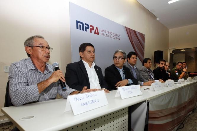 COLETIVA SOBRE MANGUEIRÃO

FOTO: FERNANDO ARAÚJO / AGÊNCIA PARÁ
15.02.2019
BELÉM - PA <div class='credito_fotos'>Foto: Fernando Araújo / agência Pará   |   <a href='/midias/2019/originais/3c42e07d-7a84-43ae-b33e-200cddb4064f.jpg' download><i class='fa-solid fa-download'></i> Download</a></div>