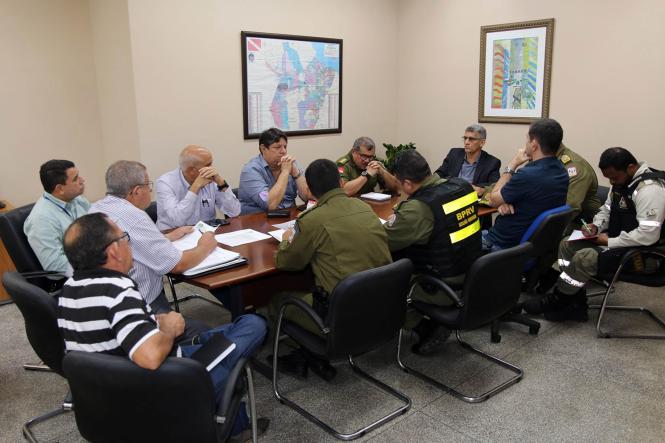 Representantes do Departamento de Trânsito do Estado (Detran/PA), Polícia Militar, Núcleo de Gerenciamento de Transporte Metropolitano (NGTM), Secretaria de Transportes (Setran) e Conselho Estadual de Trânsito (Cetran) se reuniram com membros do Sindicato dos Transportadores Rodoviários Autônomos de Bens do Estado do Pará, na manhã desta segunda-feira (4), na sede do Detran, em Belém.

FOTO: ASCOM DETRAN
DATA: 04.02.2019
BELÉM - PARÁ <div class='credito_fotos'>Foto: ASCOM DETRAN   |   <a href='/midias/2019/originais/3d658858-c8fd-42a1-8ba8-44f97eef6a6f.jpg' download><i class='fa-solid fa-download'></i> Download</a></div>