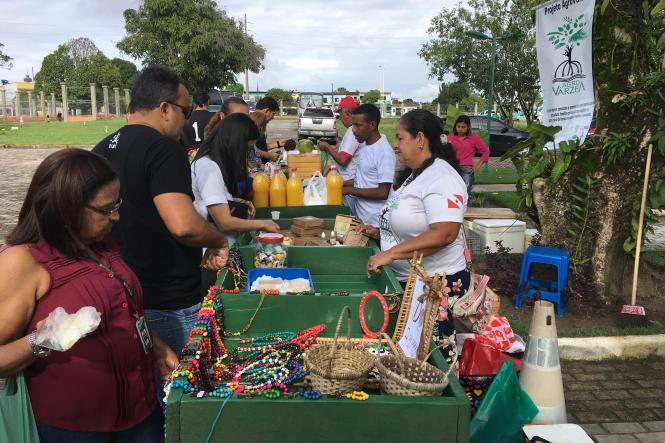 Devido a grande demanda de agricultores e também as condições climáticas de Belém, a Feira do Agricultor do projeto AgroVárzea foi ampliada e precisou mudar de lugar. Agora ela acontecerá no Centro de Acolhimento do Parque Estadual do Utinga, o dia e o horário foram mantidos: acontece nesta quinta-feira (7), a partir das 8h.

FOTO: ASCOM IDEFLOR-BIO
DATA: 06.02.2019
BELÉM - PARÁ <div class='credito_fotos'>Foto: Ascom Ideflor-Bio   |   <a href='/midias/2019/originais/3dbeb5a5-b6df-4073-a280-0e7311116a9d.jpg' download><i class='fa-solid fa-download'></i> Download</a></div>