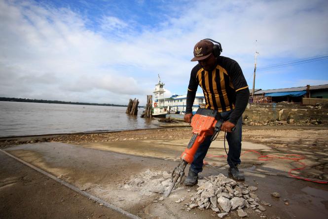 O decreto publicado na última sexta (1º), que renuncia o Imposto sobre Circulação de Mercadorias e Serviços (ICMS) nas passagens de balsa da travessia Belém- Arapari- Belém, vem beneficiando muitos condutores de veículos que utilizam o transporte. A medida diminui o valor do serviço em até R$ 7,45 para os usuários de carros pequenos e médios, de motocicletas e de utilitários grandes.

FOTO: MAYCON NUNES / AG. PARÁ
DATA: 05.01.2019
BELÉM - PARÁ <div class='credito_fotos'>Foto: Maycon Nunes / Ag. Pará   |   <a href='/midias/2019/originais/3eaf7ee0-278c-4af0-8470-866bd8315cfb.jpg' download><i class='fa-solid fa-download'></i> Download</a></div>