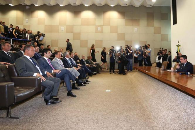 O governador Helder Barbalho teve uma extensa agenda de trabalho nesta segunda-feira (4), em Brasília (DF). Pela manhã, às 9h30, participou do lançamento do Projeto de Lei Anticrime (foto), apresentado pelo ministro da Justiça, Sérgio Moro, a governadores e secretários de Segurança de todo o país. Com Helder, estiveram na programação o secretário de Estado de Segurança Pública, Uálame Machado, e o Procurador Geral do Estado, Ricardo Sefer.

FOTO: ED FERREIRA 
DATA: 04.02.2019
BRASÍLIA - DF <div class='credito_fotos'>Foto: Divulgação   |   <a href='/midias/2019/originais/416c6df1-f88f-48c7-9d80-5990890404d2.jpg' download><i class='fa-solid fa-download'></i> Download</a></div>