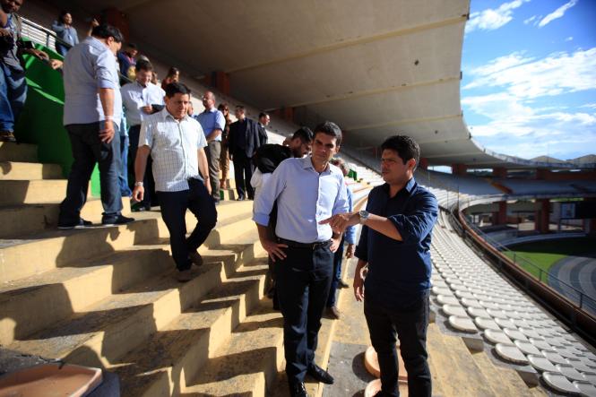 O governador do Pará, Helder Barbalho, informou que ficará pronto em 10 dias, o laudo sobre o desabamento de parte da cobertura do Estádio Olímpico do Pará, o Mangueirão. A informação foi passada em coletiva com a imprensa na tarde desta quarta-feira (9), após visita ao local. “Faremos de tudo para que, o mais rápido possível, o Mangueirão esteja plenamente em condições de funcionamento”, garantiu. 

FOTO: THIAGO GOMES/AG. PARÁ
DATA: 09.01.2019
BELÉM - PARÁ
 <div class='credito_fotos'>Foto: Thiago Gomes /Ag. Pará   |   <a href='/midias/2019/originais/42047070-6b24-446c-919c-a561e7b8a14f.jpg' download><i class='fa-solid fa-download'></i> Download</a></div>