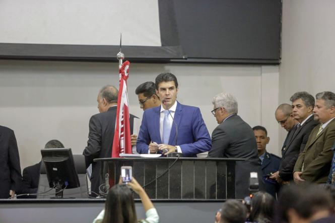 Na manhã desta terça-feira, (5), o governador do Estado do Pará, Helder Barbalho, esteve na Assembleia Legislativa do Estado (Alepa),  no plenário Newton Miranda, participando da instalação da 1ª sessão legislativa da 19ª legislatura. O chefe do Poder Executivo Estadual - em seu discurso - listou os desafios em comandar o Pará pelos próximos quatro anos e pediu apoio da Alepa.

FOTO: MARCO SANTOS / AG. PARÁ
DATA: 05.02.2019
BELÉM - PARÁ
 <div class='credito_fotos'>Foto: Marco Santos / Ag. Pará   |   <a href='/midias/2019/originais/427e429b-56e7-493b-9681-3a0f68a2c1a3.jpg' download><i class='fa-solid fa-download'></i> Download</a></div>