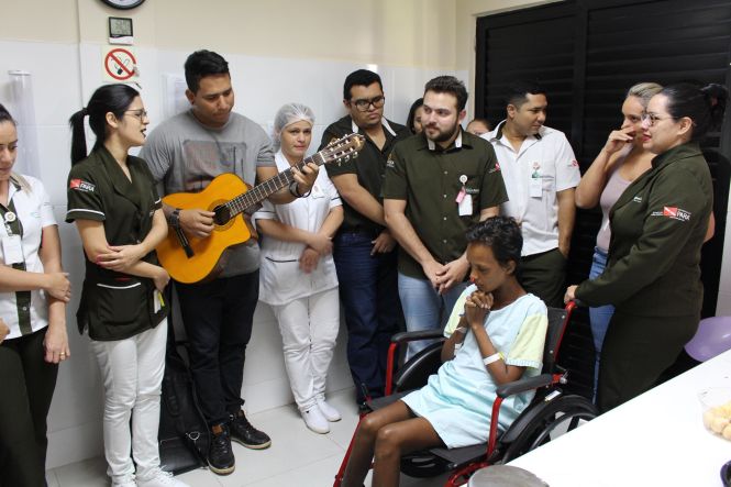 O Hospital Materno-Infantil de Barcarena Dra. Anna Turan promoveu, nesta quinta-feira (25), a comemoração do aniversário de uma paciente da Unidade de Terapia Intensiva (UTI). Sanne Kadja está internada há quase dois meses e completou 22 anos na unidade. Na celebração, ela descreveu seu maior desejo: “ter saúde para cuidar das minhas filhas”, pediu.

FOTO: ASCOM / HMIB
DATA: 26.04.2019
BARCARENA - PARÁ <div class='credito_fotos'>Foto: ASCOM / HMIB   |   <a href='/midias/2019/originais/44590414-d213-4f44-a3d0-350d3d37dfa1.jpg' download><i class='fa-solid fa-download'></i> Download</a></div>