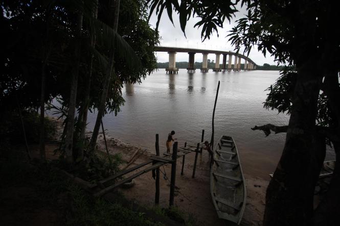 A Secretaria de Estado de Transportes (Setran) iniciou, nesta quarta-feira (6), a manutenção preventiva da ponte Rio Guamá, situada na Alça Viária (PA-483). A estrutura é a última do complexo de quatro de pontes no sentido Moju-Belém, capital do estado do Pará.

FOTO: MAYCON NUNES / AG. PARÁ
DATA: 06.02.2019
MOJU - PARÁ <div class='credito_fotos'>Foto: Maycon Nunes / Ag. Pará   |   <a href='/midias/2019/originais/465ee434-ffa1-4064-9075-88ecd3ecdd22.jpg' download><i class='fa-solid fa-download'></i> Download</a></div>