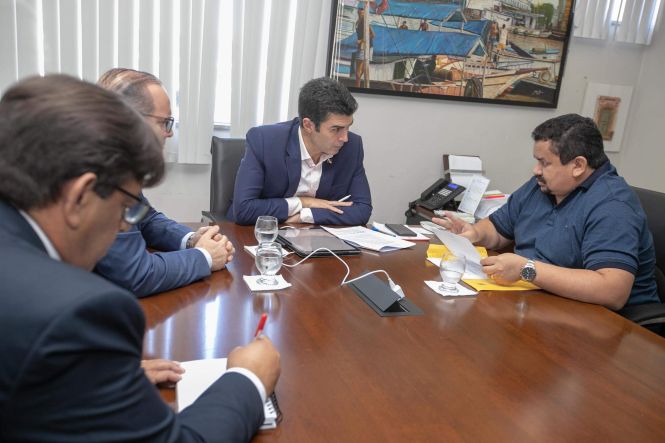 Prefeitos e lideranças do PSD do Pará solicitaram o apoio do governo do Estado para investimentos nas áreas da educação, infraestrutura, saúde e segurança. As demandas foram apresentadas ao governador Helder Barbalho nesta quinta-feira (25), durante várias audiências, no Palácio do Governo, em Belém, com a presença do presidente do Partido Social Democrático (PSD) no Pará, Helenilson Pontes.

FOTO: MARCO SANTOS / AGÊNCIA PARÁ
DATA: 25.04.2019
BELÉM - PARÁ <div class='credito_fotos'>Foto: Marco Santos / Ag. Pará   |   <a href='/midias/2019/originais/4840ac52-24e4-4124-a5e2-07ae521bf8a6.jpg' download><i class='fa-solid fa-download'></i> Download</a></div>