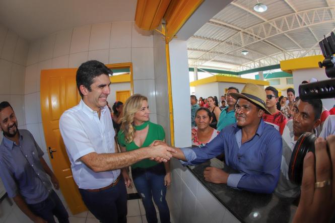 A população do município de Viseu, no nordeste do Pará, já dispõe de todos os benefícios de uma feira nova. Neste sábado (09), o governador do Pará, Helder Barbalho, esteve na sede municipal participando da inauguração da obra de ampliação da Feira Municipal Ramiro Azevedo Viana, executada com recursos liberados pelo Ministério da Integração Nacional, quando Helder Barbalho era o titular da pasta.


FOTO: MARCO SANTOS / AGÊNCIA PARÁ
DATA: 09.03.2019
VISEU - PARÁ <div class='credito_fotos'>Foto: Marco Santos / Ag. Pará   |   <a href='/midias/2019/originais/484d261d-3ce2-4c68-9da1-04152a771c2e.jpg' download><i class='fa-solid fa-download'></i> Download</a></div>