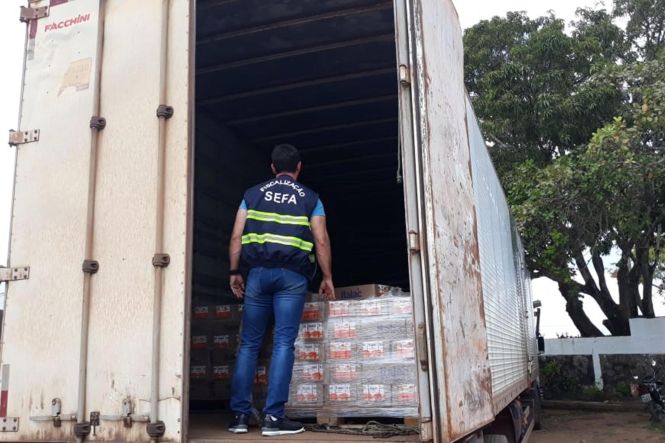 Um caminhão baú transportando quase 20 mil caixas de leite condensado foi apreendido na rodovia BR-222, em Marabá, pela coordenação da unidade de controle de mercadorias em trânsito de Carajás, da Secretaria de Estado da Fazenda (Sefa). A apreensão foi realizada no último sábado (20). O material não tinha nota fiscal e o valor estimado é de R$69 mil.

FOTO: ASCOM / SEFA
DATA: 22.04.2019
MARABÁ - PARÁ <div class='credito_fotos'>Foto: ASCOM / SEFA   |   <a href='/midias/2019/originais/48670d13-1e1d-4d07-9848-bf8d10ed9b70.jpg' download><i class='fa-solid fa-download'></i> Download</a></div>