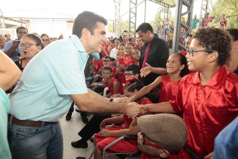 Ao som do autêntico carimbó de Marapanim, município do nordeste paraense, a população recebeu o governador Helder Barbalho, na manhã deste sábado (1º), para a solenidade de reinauguração da Escola Estadual de Ensino Médio Nelson Rabelo, na sede municipal, que foi reformada e ampliada. Com novas salas, laboratórios de vídeo e informática, a escola tem uma estrutura que respeita as leis de acessibilidade.

FOTO: FERNANDO ARAÚJO / AGÊNCIA PARÁ
DATA: 01.06.2019
MARAPANIM - PARÁ  <div class='credito_fotos'>Foto: Fernando Araújo/Ag. Pará   |   <a href='/midias/2019/originais/498185f6-3e21-4478-98fa-fe6ba981eff1.jpg' download><i class='fa-solid fa-download'></i> Download</a></div>